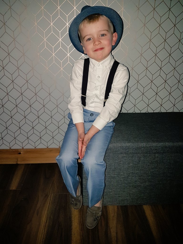ZaraW94's tweet photo. How cute is he!! He wanted to be dressed as @ollyofficial for 'pop week' at school #miniollymurs https://t.co/XBKfQ6SvpK