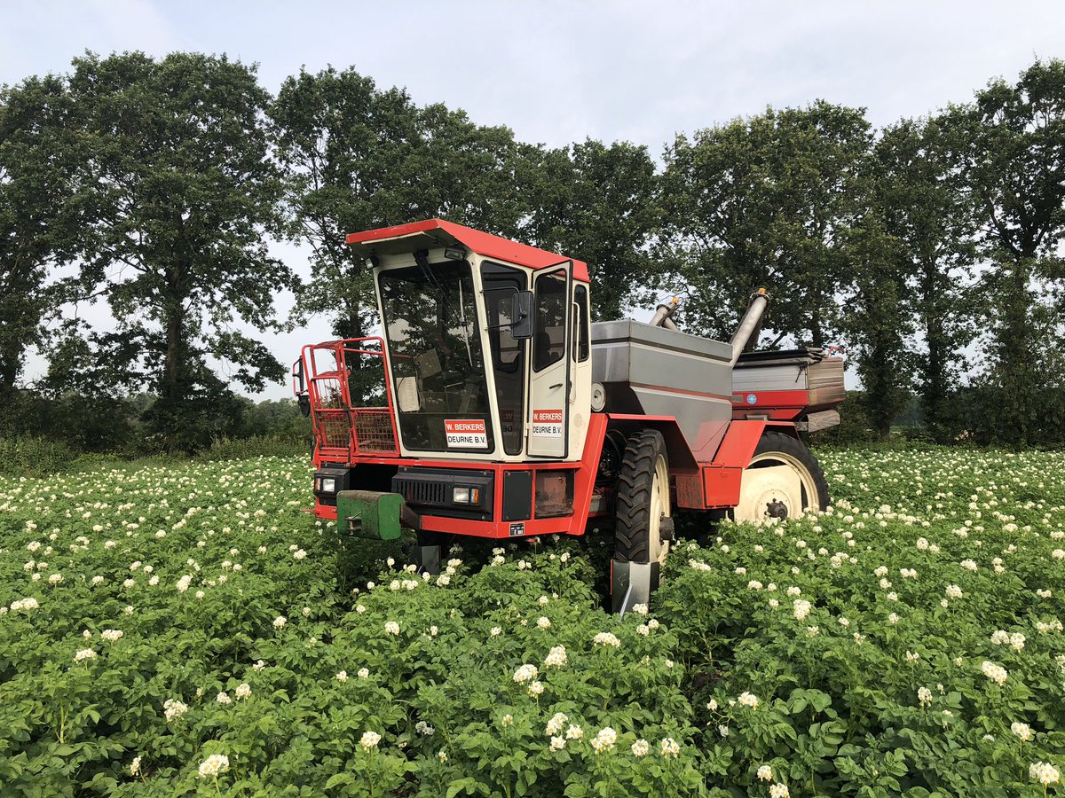 JJleunen's tweet photo. Zelfrijdende kunstmeststooier welke uniek is door loofbeschermers en ideale afstand t.o.v. gewas. #Agrifac #Cebeco #BLW https://t.co/ZklPpfC04k