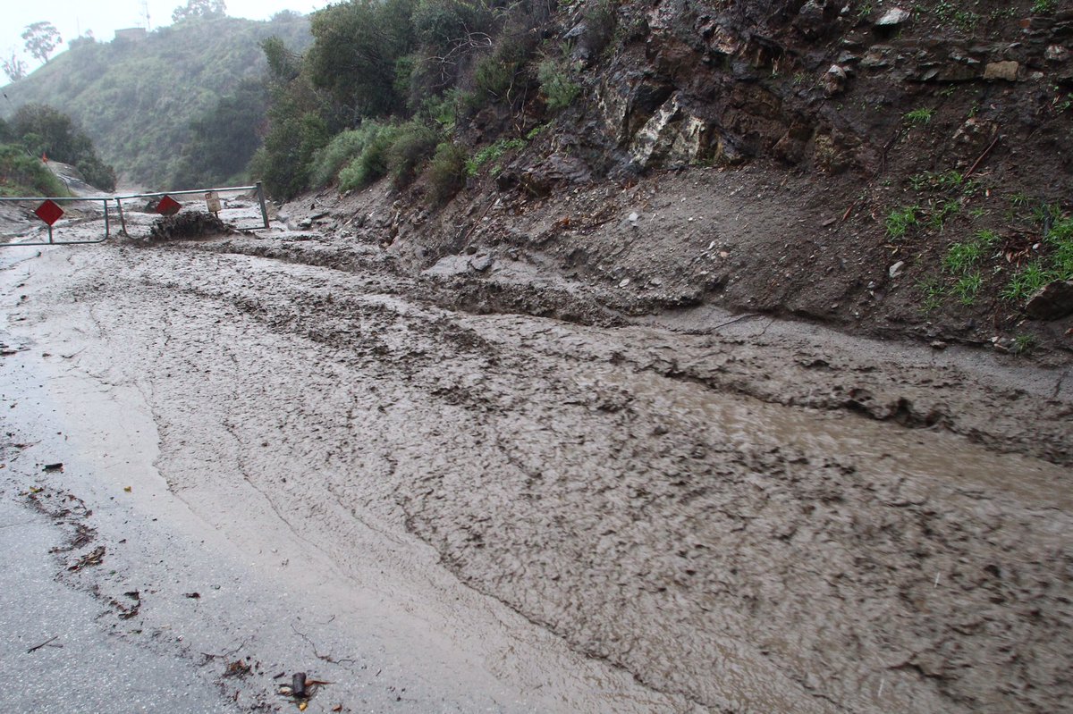 ShorealoneFilms's tweet image. #mudflow up on #CountryClubDrive.  more photos later.  heading back into the mud