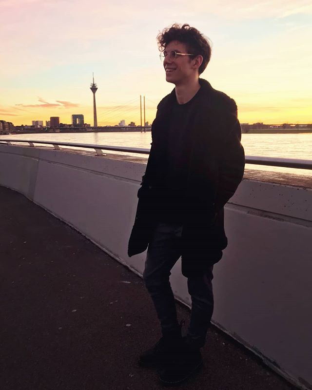 Schönen Valentinstag euch! 💕
Und danke für das geile Feedback zur Streicherversion von Fight. Auch danke an <a href="/applemusic/">Apple Music</a> <a href="/deezerde/">Deezer Deutschland</a> und <a href="/napster/">Napster</a> für die mega Playlist Platzierungen! 😊

#timkamrad #teamkamrad #valtinesday #happy #spring #goodtimes #suns… bit.ly/2V0XLgV