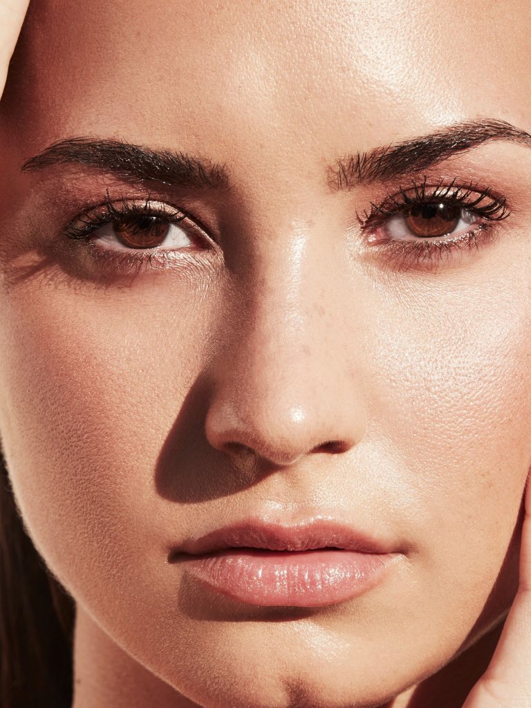 lightweightly's tweet photo. This is so HQ you can see all the flaws she does not have https://t.co/7kH08YDpWE