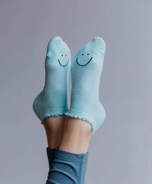 sportseditteam's tweet image. Je t’adore 💙 Nowt like smiley new grippy socks to remind you it’s nearly the weekend! 🙂 #mysportsedit #pointestudio #pilatessocks bit.ly/2Gn592I