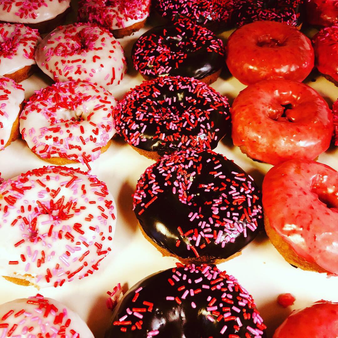 GeniePayments's tweet photo. So thankful to have these guys @Realdonutslv as clients because we get to eat these sweets 😋❤️🤗

#geniepayments #downtown #lasvegaslocal #vegas #marketing #processing #free #cashdiscount #donuts #delicious #sweets #deserts #breakfast #amazing #pretty #foodstragram #clientlove https://t.co/gGIx3WPPDR