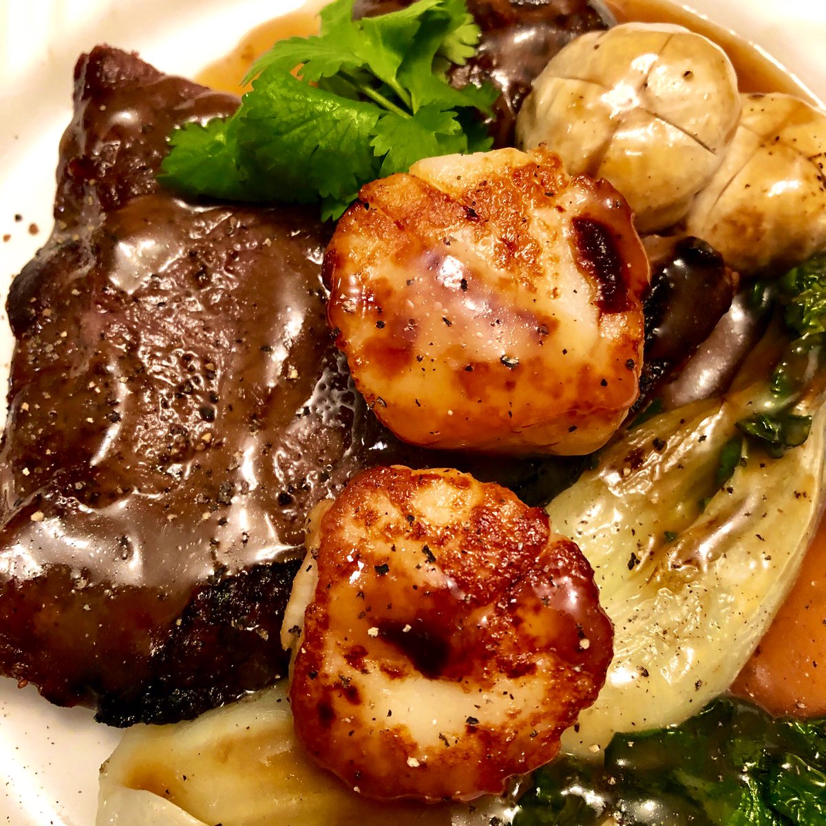 Chynableu's tweet image. Happy Valentines Day dinner ❤️ Five spice broiled sirloin steak, pan fried sea scallops and braised Bok Choy/ mushrooms in abalone sauce ❤️