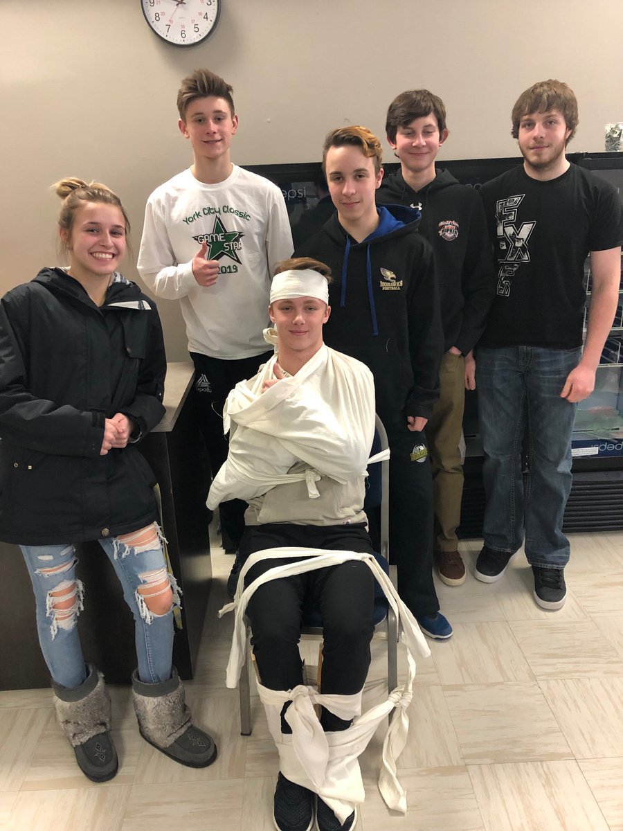HCIMOHAWKS's tweet photo. Grade 11 students learning splints and slings... not too sure if this is correct?? #cprfirstaid #notgoinganywhere #TeamEffort https://t.co/9cg9BSSJUC