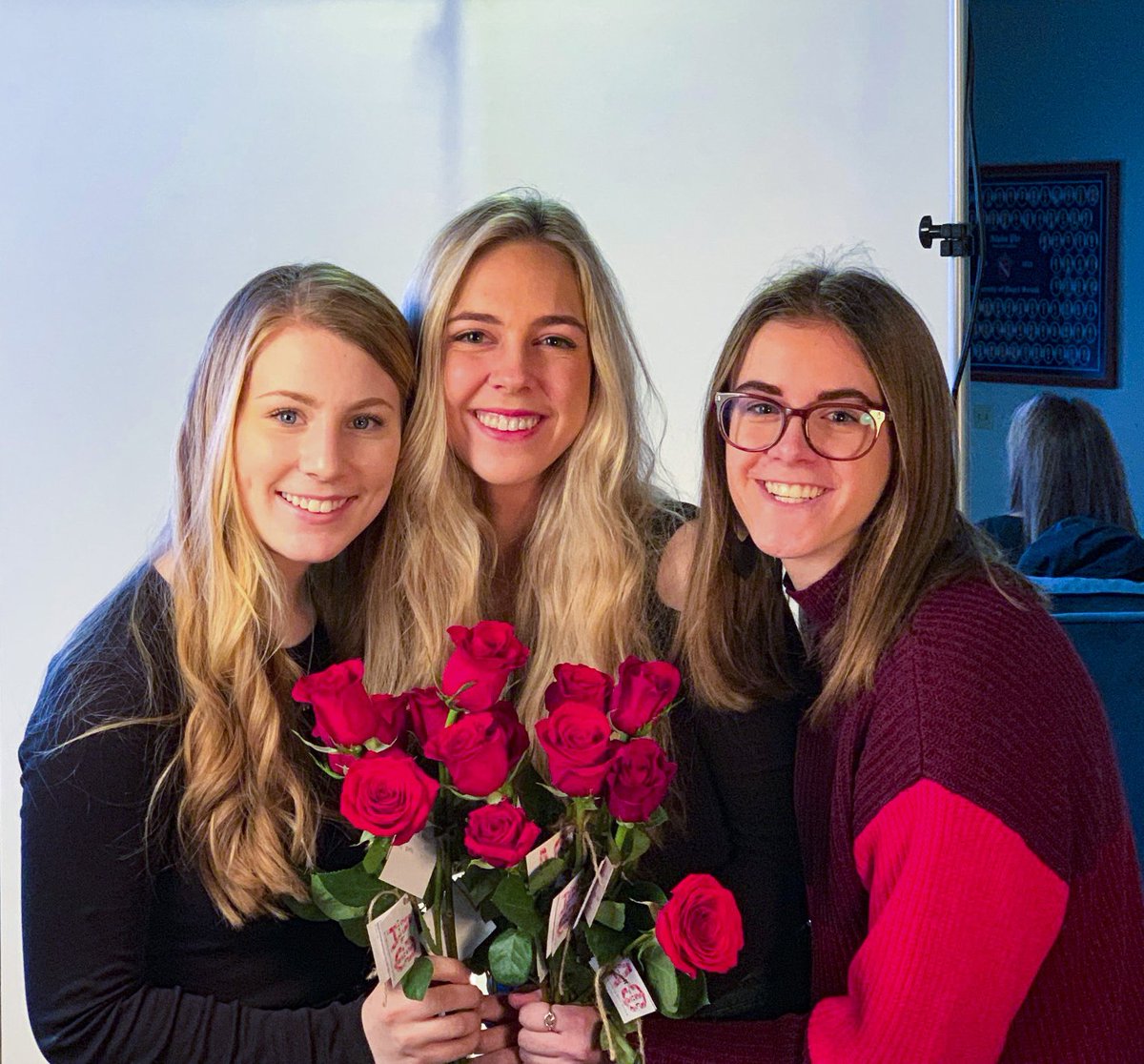 These lovely ladies from the University of Puget Sound's Alpha Phi sorority know how to celebrate the day today! We love the roses! Happy Valentine's Day.
#compositeday #Valentines #sorority #alphaphi #pugetsound #greeklife #RosesAreRed