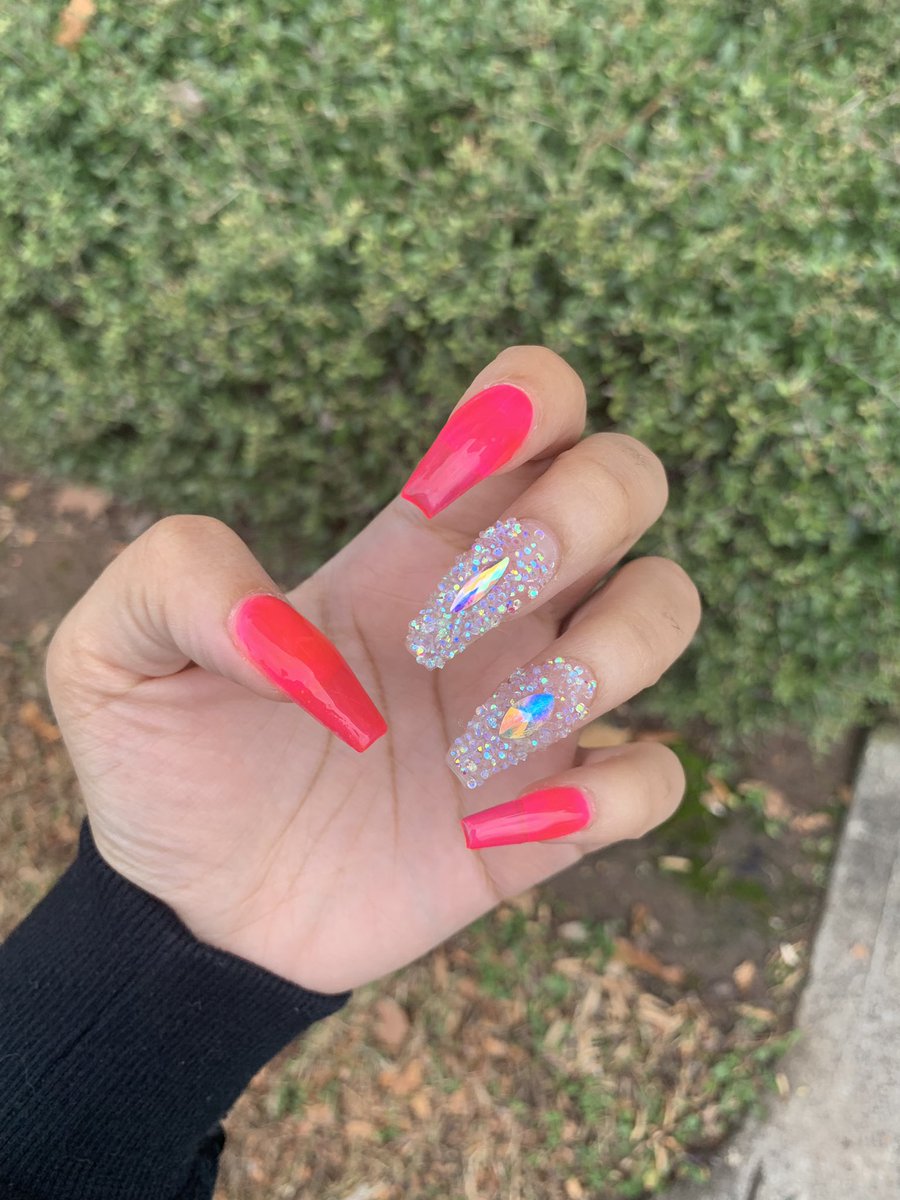 liyahuniversity's tweet photo. Left Or Right ? 😍 . Which style would you get ? 🥵 https://t.co/vvANsjtjeT