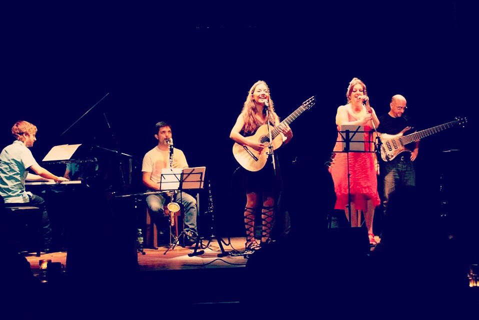 ceciliazabalaok's tweet photo. Hace ya tres años tenía la alegría de hacer música en vivo junto a los grosos de @BordaLidia y #DanielGodfrid ✨, además de mis amados #EmilianoAlvarez y #MarianoMartos 💜 en @cafeviniloba 🎶 Foto de @alejueguen 🧡 https://t.co/VMb5um0XsF