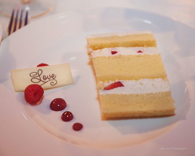theBarnets's tweet photo. Celebrating love on Valentines Day. 
We love how Pelican Hill makes sliced wedding cake look fabulous! Any couple can do this if they get what's called a "fake cake". https://t.co/7gbfoBlRHU https://t.co/XZ1IGW07LX