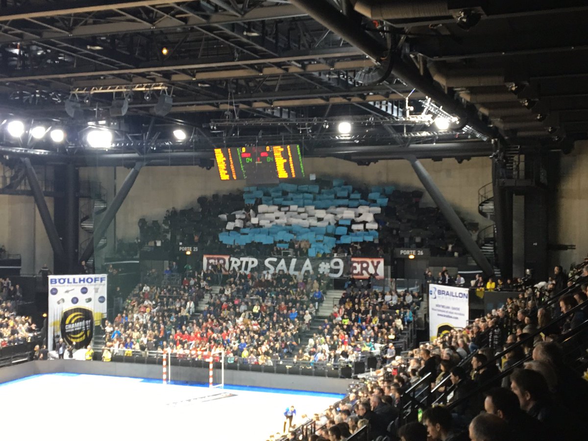 StaditoFootball's tweet photo. 📸🙏 Même au handball, on rend hommage à Emiliano Sala, à la 9⃣ème minute du match entre Chambéry et Nantes. 💛 #CSHHBCN https://t.co/EBq4wscuuA