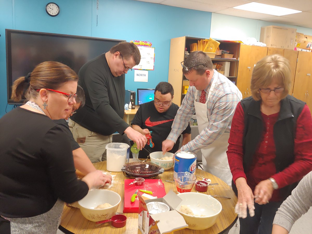 EHSLibrary2's tweet photo. Today Mrs. Wells' class teamed up with @Dana_M_Cole and @brlihr to make some delicious pies! #HappyValentinesDay #EmporiaProud #TeamEHS https://t.co/KdsXk4a09L