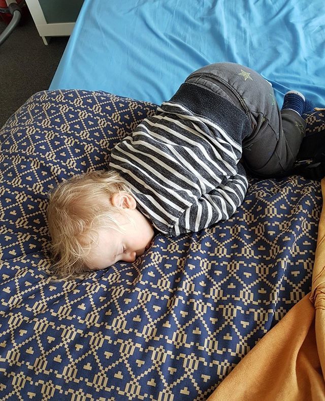 cathcoleman07's tweet photo. Now we're transitioning from 2 naps a day to just one.
It's great that we can do stuff in the mornings now but some days are harder than others for him.
He just couldn't make it to lunchtime today and crashed out on my bed!! #mumlife #mumblogger #laidb… https://t.co/KjUaVSKljV https://t.co/oCUJ29xCof