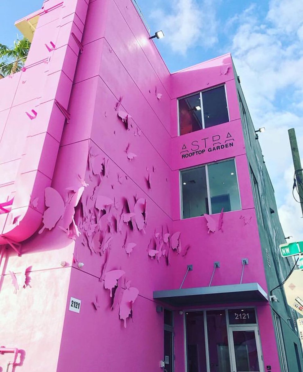 Thinking pink on #ValentinesDay at #AstraWynwood 💕💘 #Miami #Wynwood #AstraToTheMoon #VDay #Pink | 📸: <a href="/artbyeternity/">Eternity Gallery</a>