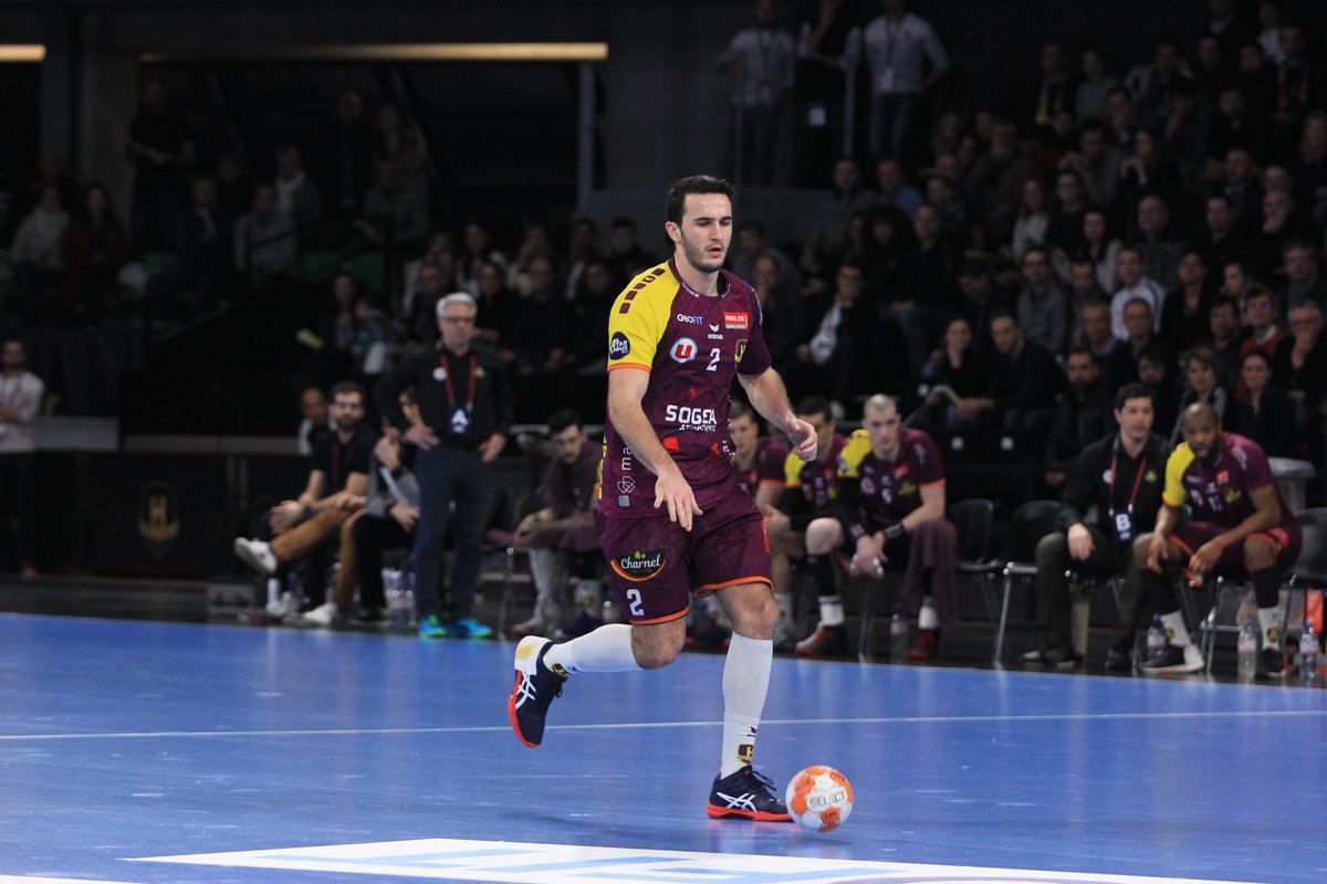 HBCNantes's tweet photo. 37' 🔥
La tension est au max', mais c'est bien les nantais qui réalisent un super début de 2nde période, offrant le 14-18 cher à @FXHoulet !
#CSHHBCN https://t.co/LN3iWfnp8i