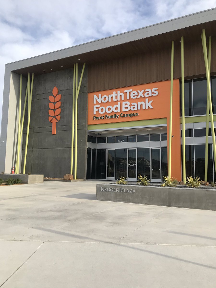 JetBlueDFW's tweet image. Some of @HelloJetBlue crewmembers and family from @DFWAirport spreading the ❤️on this valentines by volunteering @ntfb.  #jetblueforgood #CultureMatters