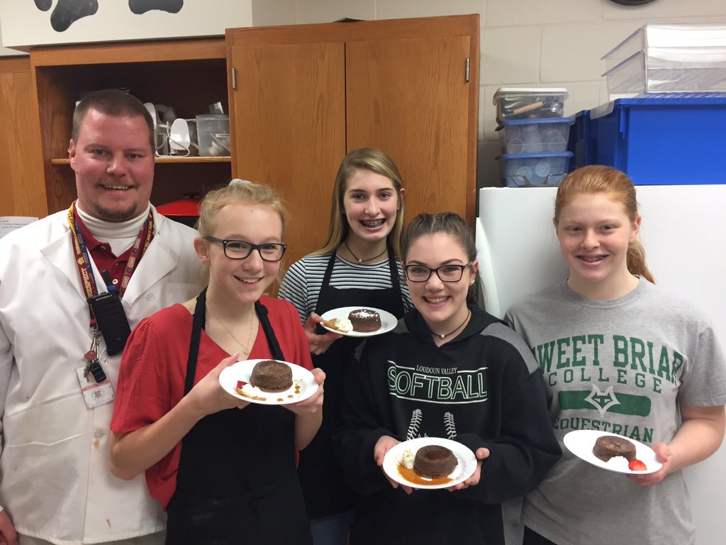 Mr. Olejer taught all 8th grade FACS students how to make a Chocolate Lava Cake! <a href="/BRMSbulldogs/">Blue Ridge MS</a> @LCPScte #CTEmonth