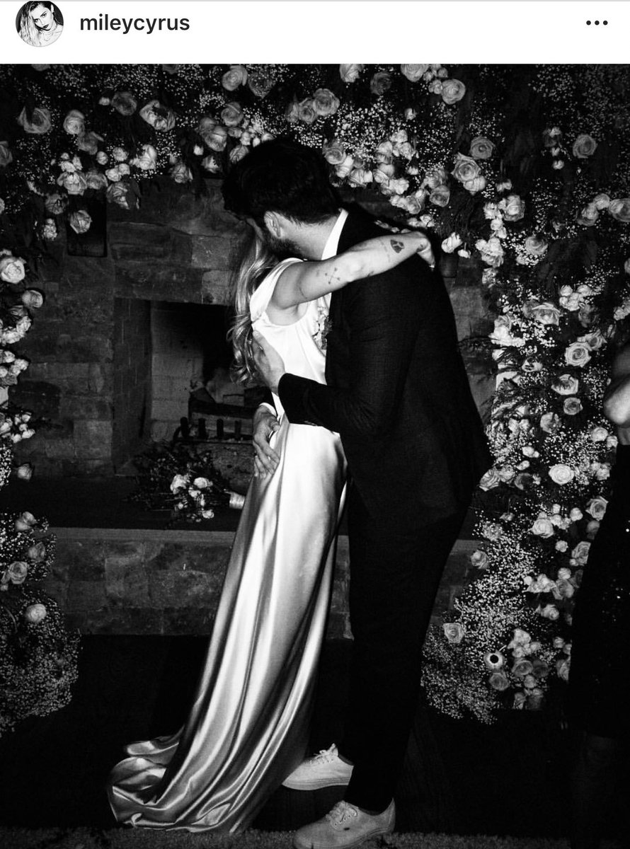 miamtimeline's tweet photo. February 14th 2019: Miley posts a picture of her and Liam on their wedding day to Instagram.

‘’Thank you for always bending down to hug me... I promise I will always meet you in the middle on my tippiest toes!’’ https://t.co/flaYZXrrxP