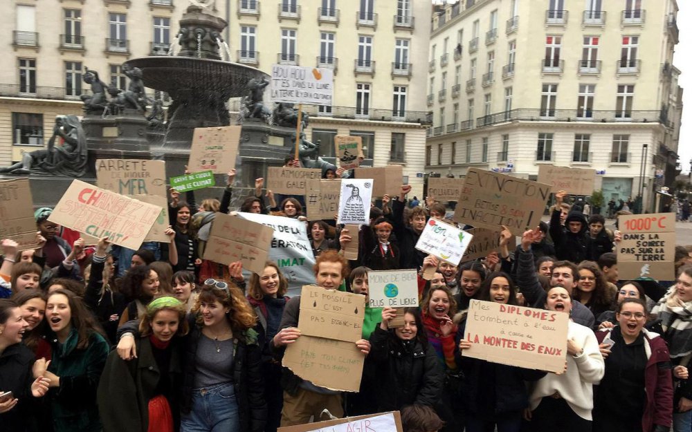 le_Parisien's tweet photo. Des jeunes Français vont se joindre ce vendredi au mouvement mondial «Friday for Future», une grève scolaire pour le climat qui essaime dans le monde entier. Les explications de @cbrigaudeau > https://t.co/dbC6jdxRRv #FridayForFuture https://t.co/6KuQl1EBdh