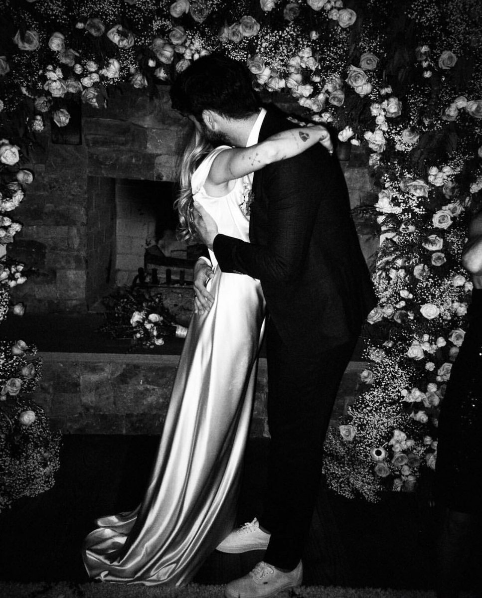 miamtimeline's tweet photo. These photos from Miley and Liam’s wedding are everything 😭❤️ https://t.co/QwLyJJZW38