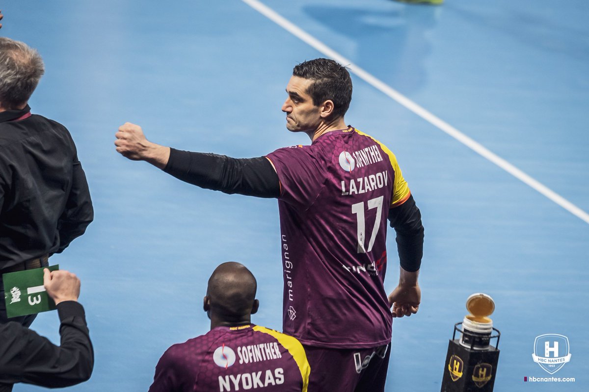 HBCNantes's tweet photo. 51' 👍
Thierry Anti relance @LazarovKiril7 pour apporter toute son expérience en cette fin de match. Le macédonien décroche un missile dont il a le secret avant de servir @valerorivera sur un plateau. (18-24)
#CSHHBCN https://t.co/J4i9BxDyzY