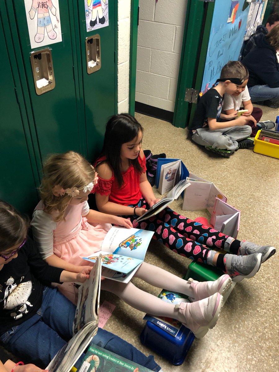 PullmanElem's tweet photo. The entire school took to the hallways this afternoon to "drop everything and read"!  It was such a fun way to end our week!  #ilovetoreadmonth https://t.co/JGTZNTYuQc