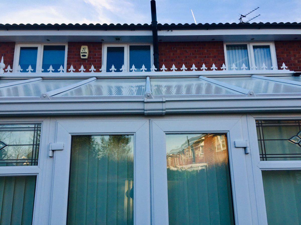 harriswc_'s tweet photo. Conservatory valet and all gutters soffits and fascias at this property in Halewood today 💦 🏡 👍🏻 #liverpool #guttercleaning #conservatorycleaning #upvccleaning https://t.co/bKLdbLCjoT