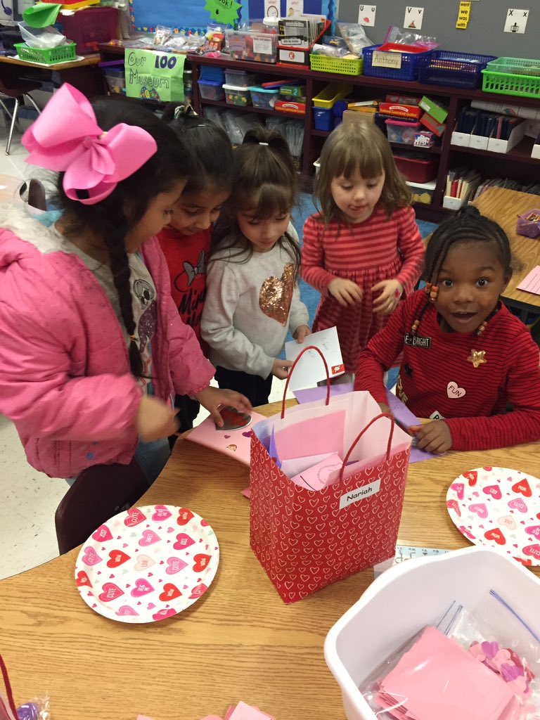 BeachHughesrx's tweet photo. Valentines are so much fun when our friends write warm fuzzy notes inside. Great reading and writing kindergarten! @EllisSoars https://t.co/P1SOCBEt5X