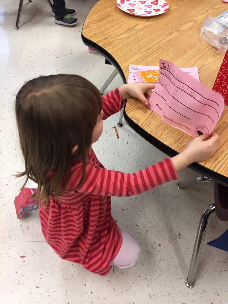 BeachHughesrx's tweet photo. Valentines are so much fun when our friends write warm fuzzy notes inside. Great reading and writing kindergarten! @EllisSoars https://t.co/P1SOCBEt5X