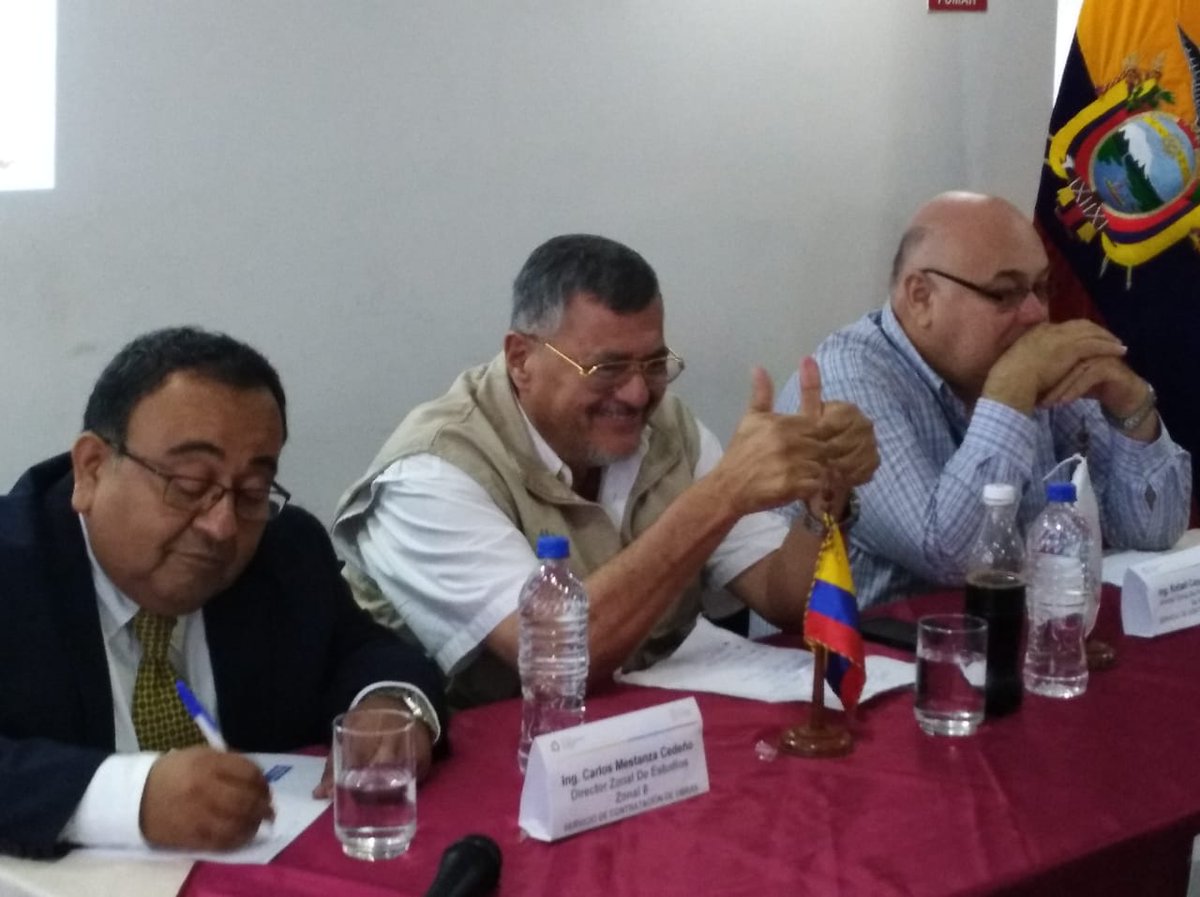 SECOB_Ec's tweet photo. #Guayaquil | Ing. Carlos Javier Andrade, Coordinador Zonal, informa a los asistentes acerca de las obras que se ejecutan en las provincias de Guayas, Santa Elena, Bolívar, Los Ríos y Galápagos. #SecobEnMarcha https://t.co/AxJJJ9AoS2