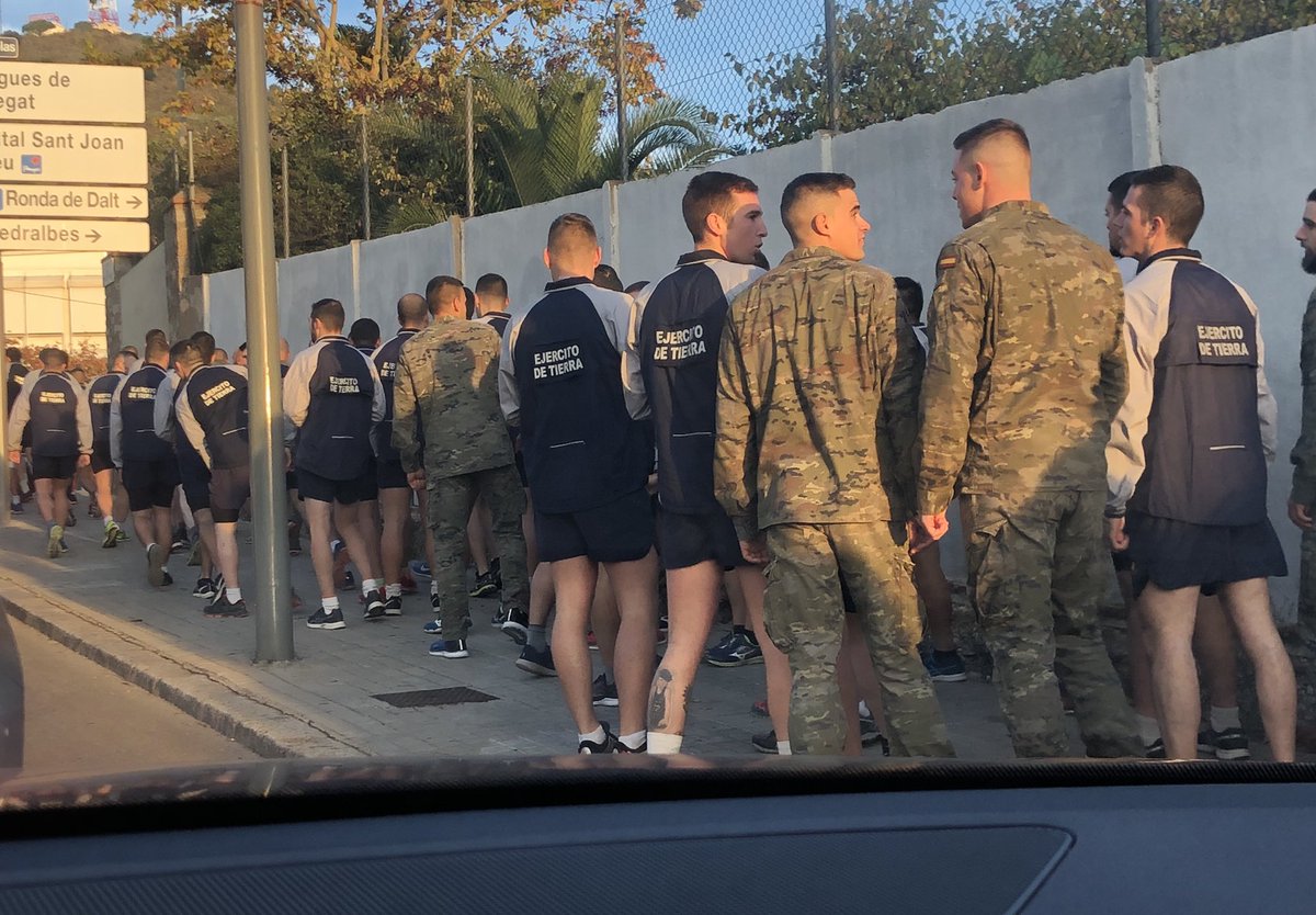 <a href="/JoanOlona/">Joan Olona i Casas</a> <a href="/QuimMonzo/">Quim Monzó</a> <a href="/RaholaOficial/">🟦 Pilar Rahola</a> @EscolaThauBCN Jo també volia denunciar aquest fet, que malauradament es va repetint periòdicament. Una vergonya que facin coincidir la sortida de militars armats amb l'horari d'entrada dels nens a @EscolaThauBCN