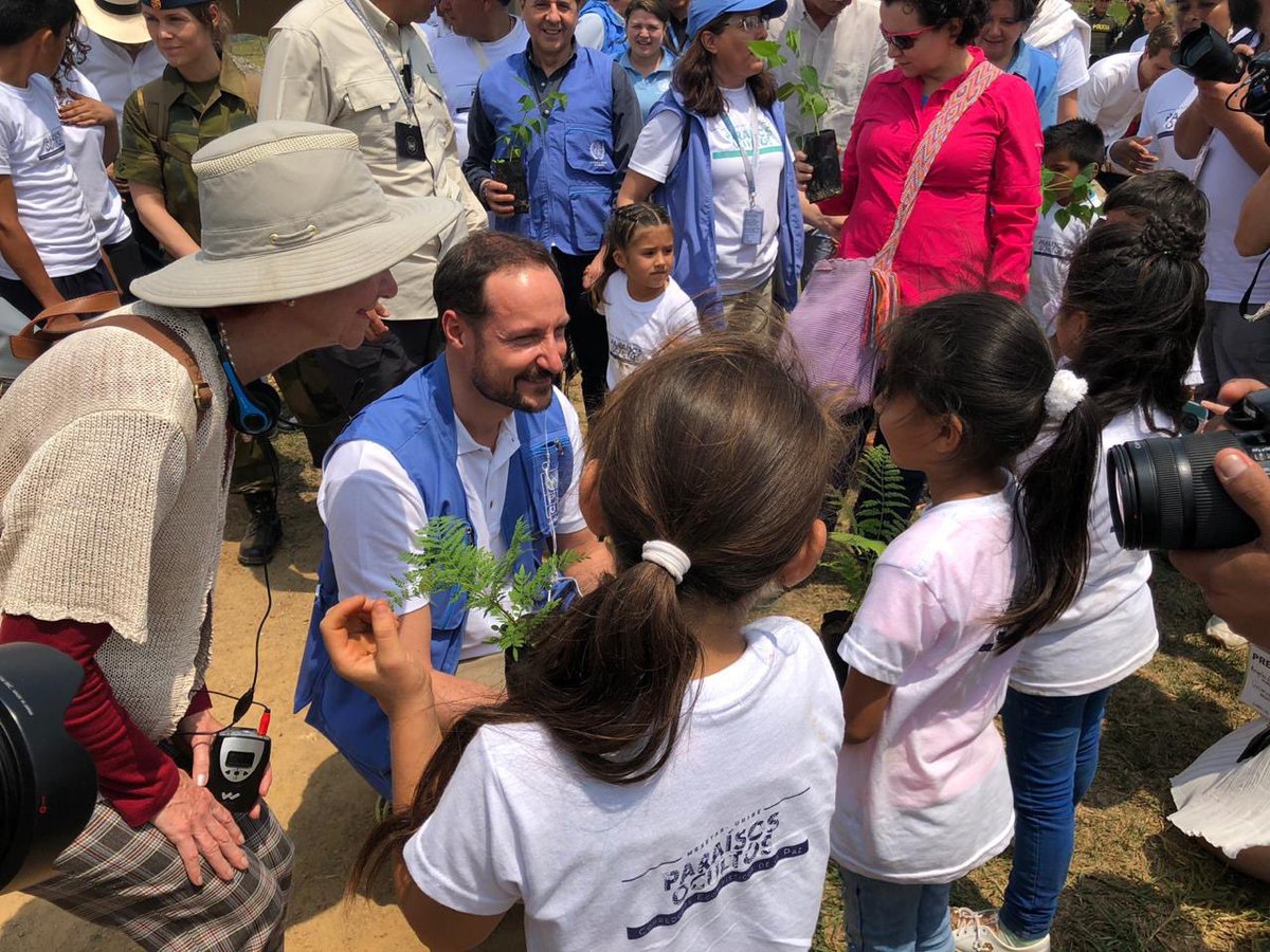 Our Goodwill Ambassador, 👑 Prince Haakon of Norway joins @PnudColombia & @ARNColombia for a day of #ClimateAction w/ kids in Colombia. Nature restoration & #ClimateAction activities serve as spaces where communities come together to #BuildPeace & trust after decades of conflict.