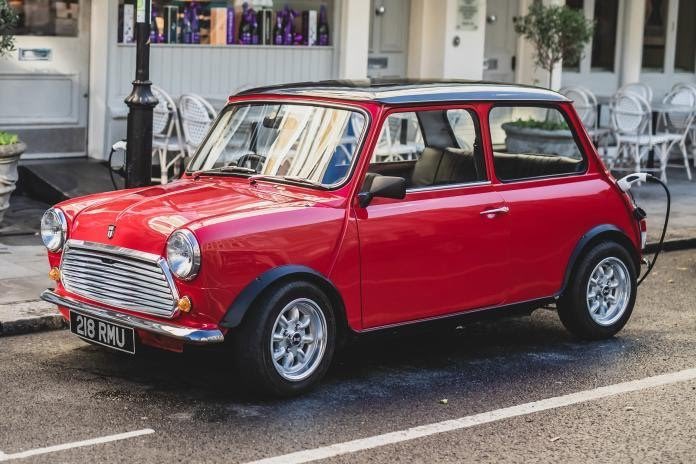ImolaCars's tweet photo. Now this is an electric car we can get behind. 125 mile range. But not sure about the £80k price tag. 🚘 🔋 🇬🇧 #mini #swindonpowertrain #electriccar https://t.co/KDU9ZLcw4O
