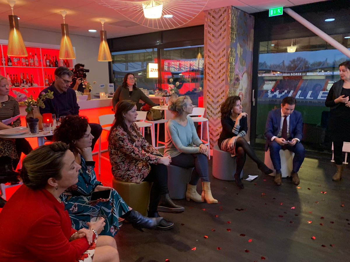 Is #eenzaamheid een probleem in Tilburg? Ja, best wel. Onder ouderen én jongeren. Daarom zijn we vanavond een stadsbrede coalitie gestart. Met een Valentijnsdiner. Vóór ontmoeten en verbinden, tegen eenzaamheid. Al 5 organisaties doen mee! Jij ook? tilburg.nl/actueel/nieuws…