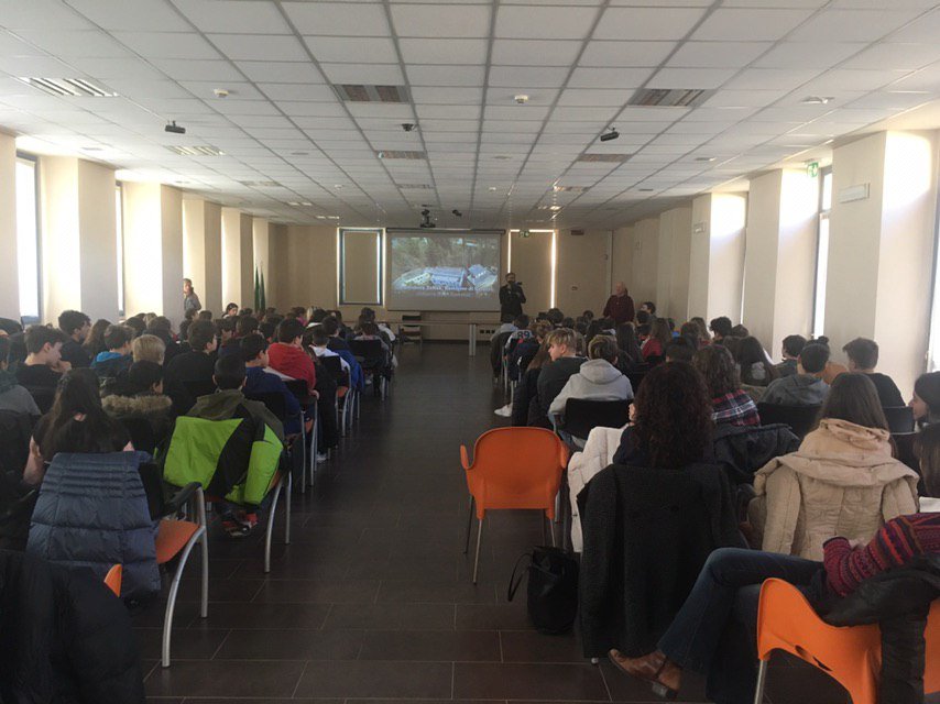 ICSBosisio's tweet photo. La testimonianza di un "ragazzo" di Sciesopoli Sidney Zoltak, ebreo polacco di 88 anni sfuggito alle deportazioni che ha conversato a lungo con i ragazzi portando la sua esperienza #ICSBosisio #primariacalvino #shoah https://t.co/eP5k8vxhNi