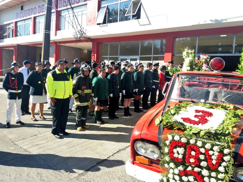 BomberosdeChile's tweet photo. Con la presencia de numerosos cuerpos de bomberos de diferentes regiones del país, autoridades bomberiles, de Gobierno, civiles, militares, entre otros, se lleva a cabo la Santa Misa por Nicolás Francisco Soto Estroz (Q.E.P.D) en la Catedral de Villarrica. https://t.co/N4vhdsUJIo