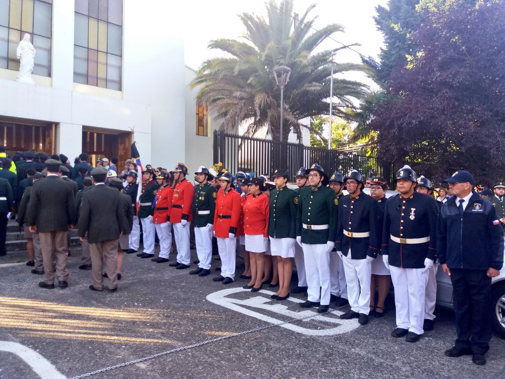 BomberosdeChile's tweet photo. Con la presencia de numerosos cuerpos de bomberos de diferentes regiones del país, autoridades bomberiles, de Gobierno, civiles, militares, entre otros, se lleva a cabo la Santa Misa por Nicolás Francisco Soto Estroz (Q.E.P.D) en la Catedral de Villarrica. https://t.co/N4vhdsUJIo