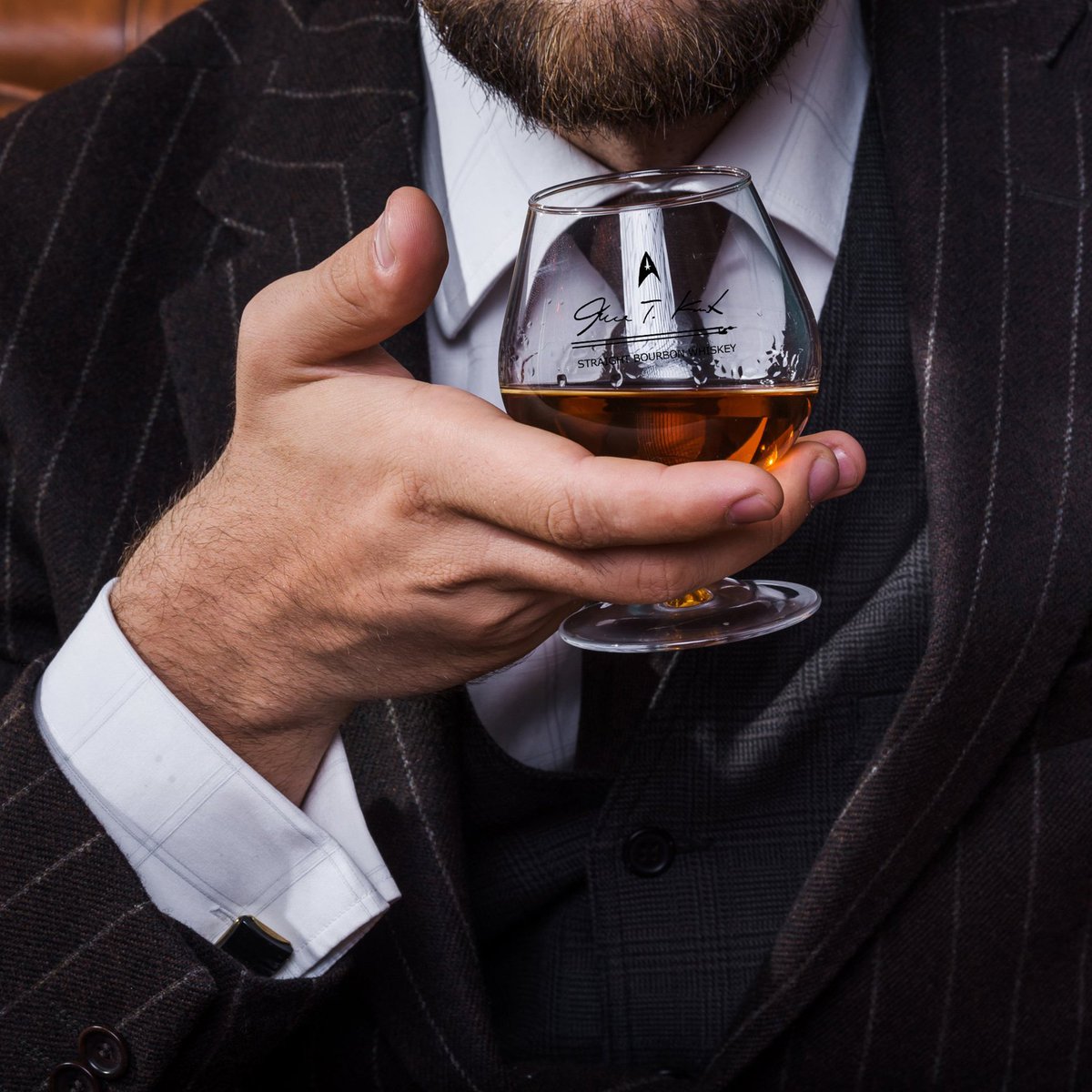 SilverScreenCo's tweet image. Roses are Red
Violets are Blue
Do you prefer your drinks neat
Or on the rocks for two?