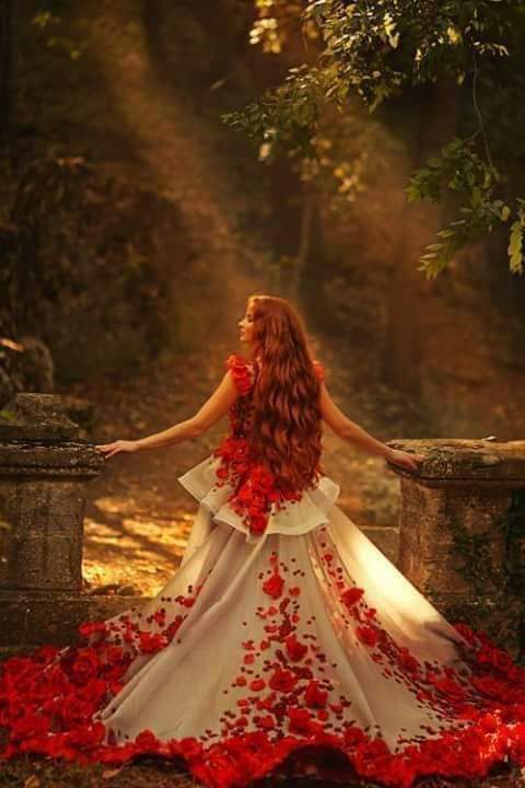 وإني وحق الحب فيك معذب
وكليَّ أشواقٌ ونبضيَّ يرغبُ

ووجهك في كل الجهات منارتي
وقلبك مشكاة ونورك كوكب

ُأيا حاضرا في الروح كيف يُغيّبُ؟
وياغائبا في النبض أنت المقرّب

ُ بيَ الحب محمومٌ وقلبي جمرة
وأعصرُ من كرم الحنين وأشرب

ُعجبتُ من العشقِ العنيدِ لأنه
يظلُ على نار القلوب