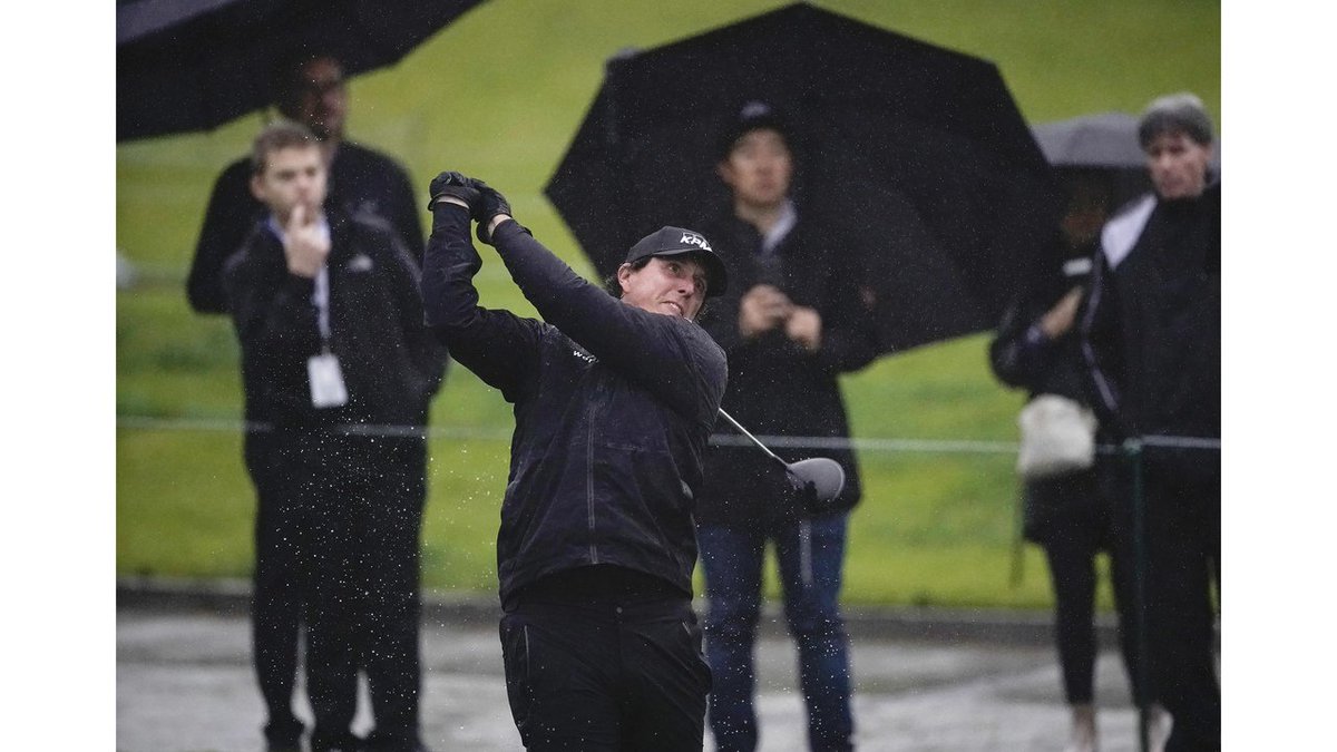 Mickelson delivers drama before rain stops play at Riviera dlvr.it/QywRJz https://t.co/ROPYfOghw4