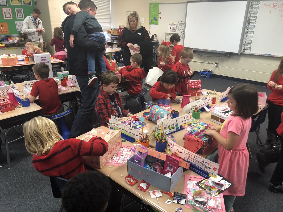 awlsmo's tweet image. More Valentine party fun! #HappyValentinesDay #creativeboxes