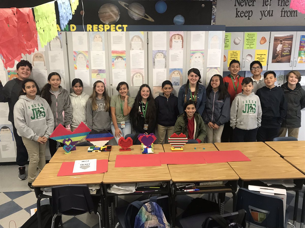 MsMartinez6th's tweet photo. A little Valentine's fun in room 29! ❤️#making3Dhearts #EOGreenjhs #HESDpride #happyloveday https://t.co/1DKSL6z7u3