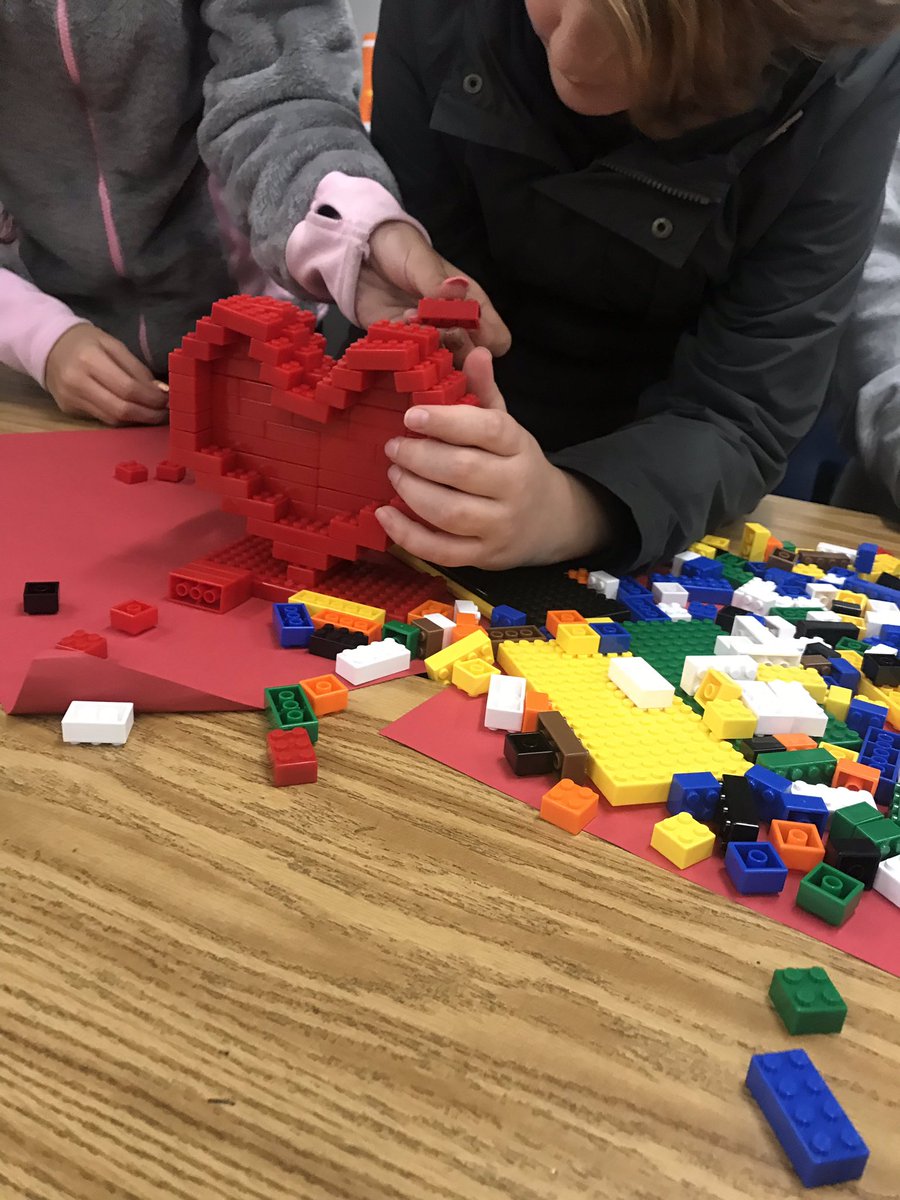 MsMartinez6th's tweet photo. A little Valentine's fun in room 29! ❤️#making3Dhearts #EOGreenjhs #HESDpride #happyloveday https://t.co/1DKSL6z7u3