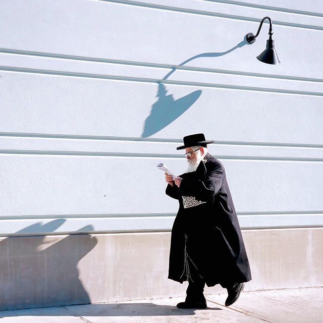 elimail's tweet photo. The art of the shadow!!! #shotoniphone #shadowhunters #shadow #ig_brooklyn #myspc #brooklynstreets #hasidic #brooklyn #judaism #newyorkcity #jewish #streetart #jewishlife #valentinesday #ig_streetphotography #streetphotographer #urbanphotography #streetd… https://t.co/xv29SrNRyW https://t.co/Ci2rxXtN1q