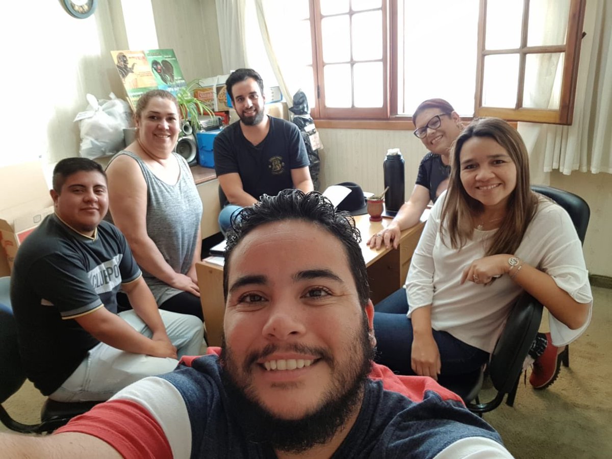 Ayer estuvimos reunidos con Sil Ponce de la #SENNAF, <a href="/DanielaComRiv/">Daniela Andrade 🇦🇷</a> y el equipo del área de Diversidad de Género de Comodoro planificando actividades en conjunto. 🏳️‍🌈 🙌🏻

#INJUVE