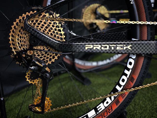 ProtekSpain's tweet photo. Nuestros cuadros fabricados a mano en Italia nos permite fabricar y montar en la 29FSTeam un basculante de carbono en una sola pieza, uno de los basculantes más ligeros y resistentes del mercado que ya saben lo que es ganar un campeonato del mundo junto … https://t.co/4Y6FQ46lGY https://t.co/bLEeljF925