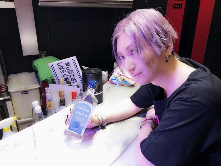 MatenrouOperaNA's tweet photo. Sono, our bibulous vocalist, is enjoying Vodka after a show yesterday. I love the colour of his hair
.
#operasono #sonoman #matenrouopera #humandignity https://t.co/OmZkDArFp8