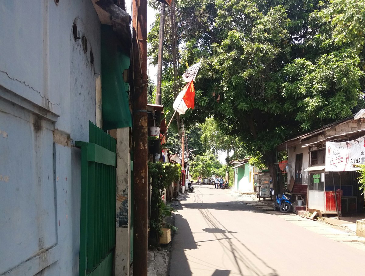 Melaporkan pelecehan bendera merah putih. Bendera tauhid diatas sdg merah pytih dibawah  bgni ni klo khilafah berkuasa. Merah putih jd setengah tiang <a href="/poldametrojaya/">POLDA METRO JAYA</a>  lokasi samping kalibata city samping rel