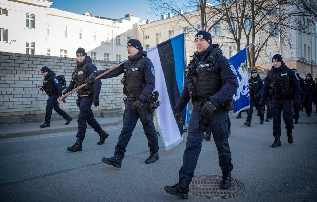 <a href="/EstonianPolice/">Estonian Police</a> officers in #Tallinn marching to celebrate the Estonian  Independence Day.

🇪🇪

#EV101 #EV100