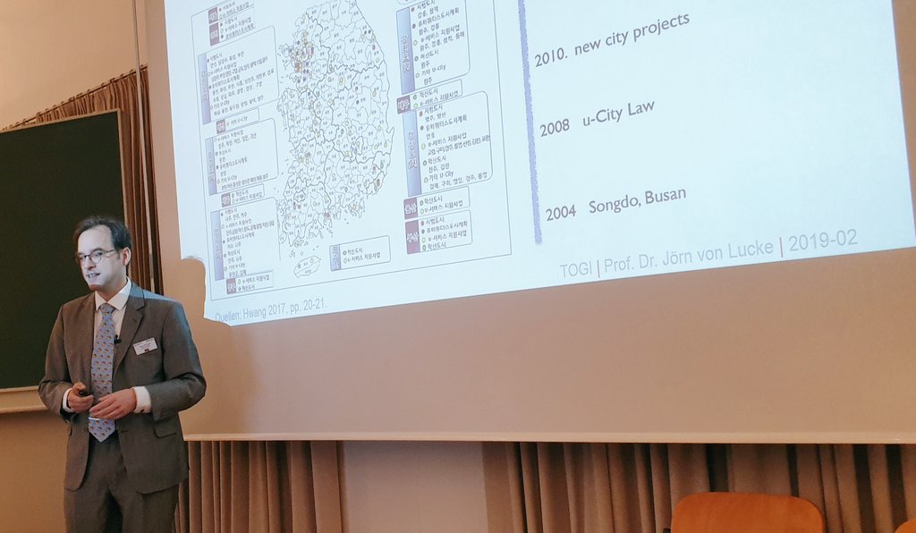 i_speiser's tweet image. Prof. Jörn Lucke zieht einen Bogen vom Internet der Dinge bis zum Realtime Government und warnt vor dystopishen Szenarien. #iris2019