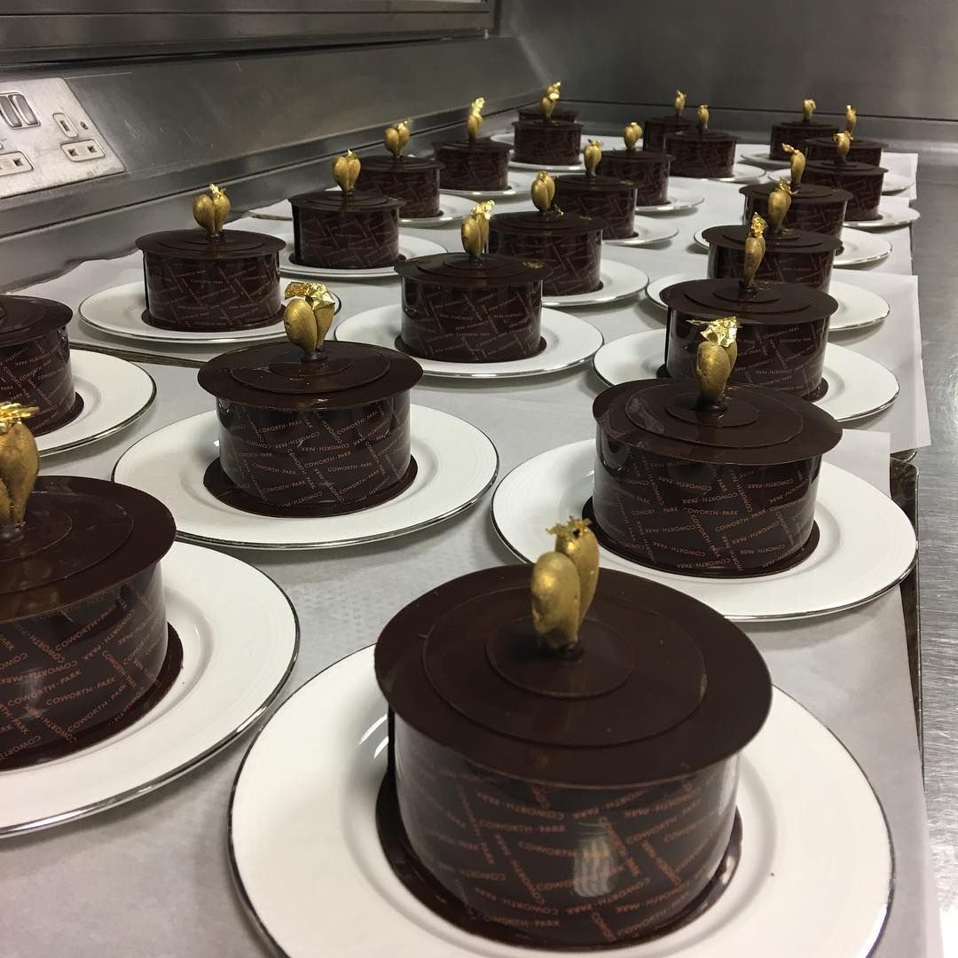 Bonbonniere dessert made by @erikamolpastry . 🍫 😍 Chocolate box cooked with #CARAIBE 66% and filled with #JIVARA 40%.

@dorchestercollection @planggerjonas
#valrhonauk #cerclev